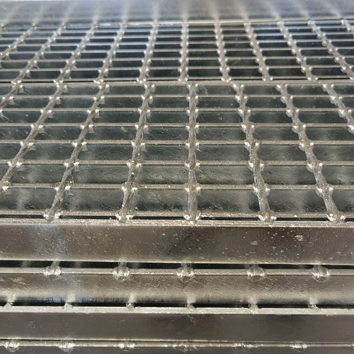 車庫(kù)耐用焊接鋼格板鋼格柵應(yīng)用和優(yōu)勢(shì)