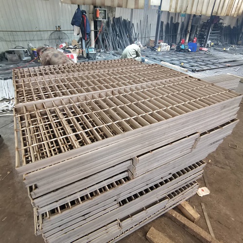 化工廠用不銹鋼鋼格板鋼格柵：防滑、防腐相結(jié)合